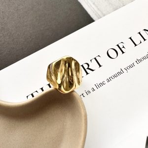 Boho σφυρήλατο δαχτυλίδι από επιχρυσωμένο κασσίτερο με πτυχώσεις σε σχήμα "V" & μέγιστο ύψος τα 2 cm