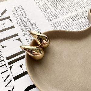 Boho chic σκουλαρίκια από επιχρυσωμένο ορείχαλκο σε σχήμα μεγάλης σταγόνας τριών διαστάσεων με λεία επιφάνεια