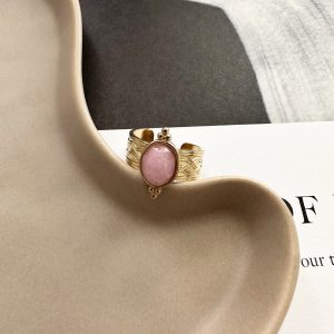 Vintage επίχρυσο δαχτυλίδι από ατσάλι με ανάγλυφα & στο κέντρο κάθετη οβάλ ροζ πέτρα από χαλαζία