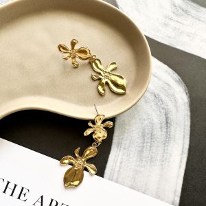 Bohemian σκουλαρίκι από επιχρυσωμένο κασσίτερο με σχέδιο φυσικό λουλούδι με ίδιο κούμπωμα & κρεμαστό μοτίφ